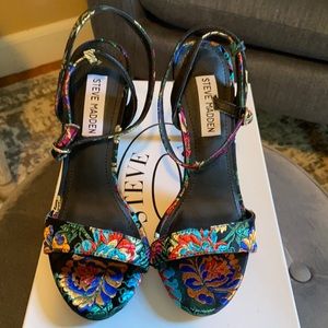 Steve Madden beautiful strappy heel. Size 6